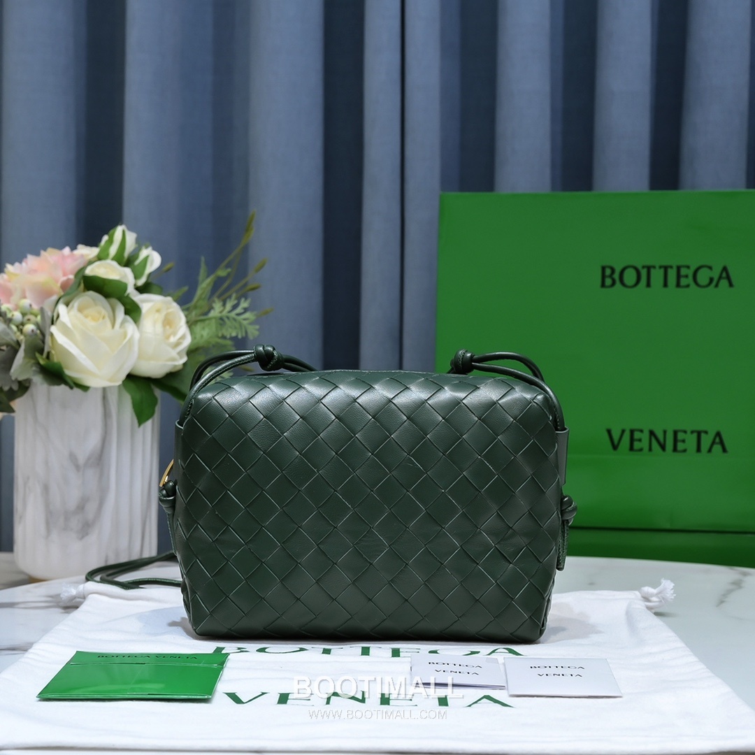 Bottega Veneta Intrecciato Lambskin Square Crossbody Bag with Adjustable Drawstring Detail 보테가베네타 인트레치아토 램스킨 스퀘어 크로스바디백 드로우스트링 22cm 3