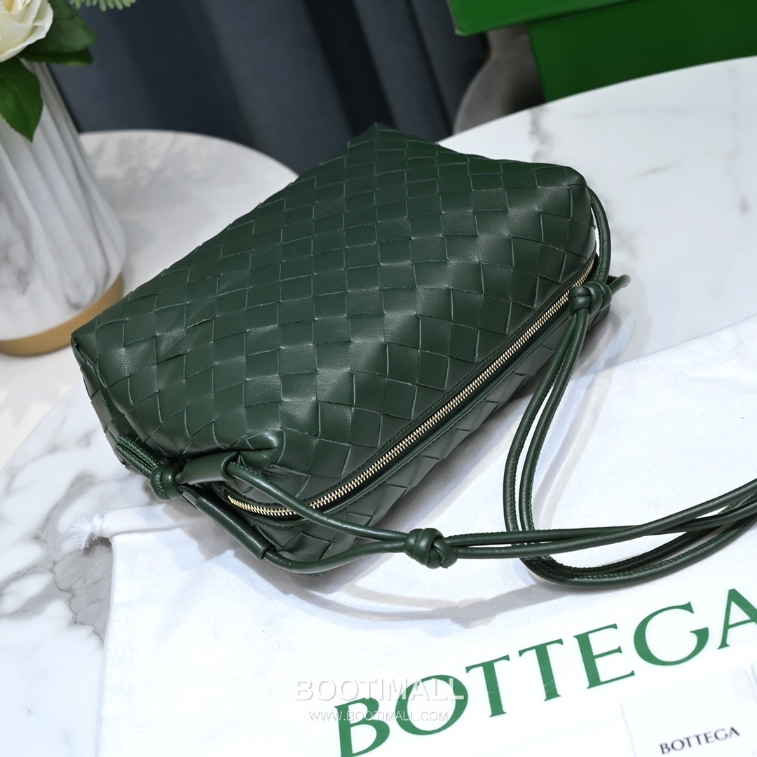 Bottega Veneta Intrecciato Lambskin Square Crossbody Bag with Adjustable Drawstring Detail 보테가베네타 인트레치아토 램스킨 스퀘어 크로스바디백 드로우스트링 22cm 5