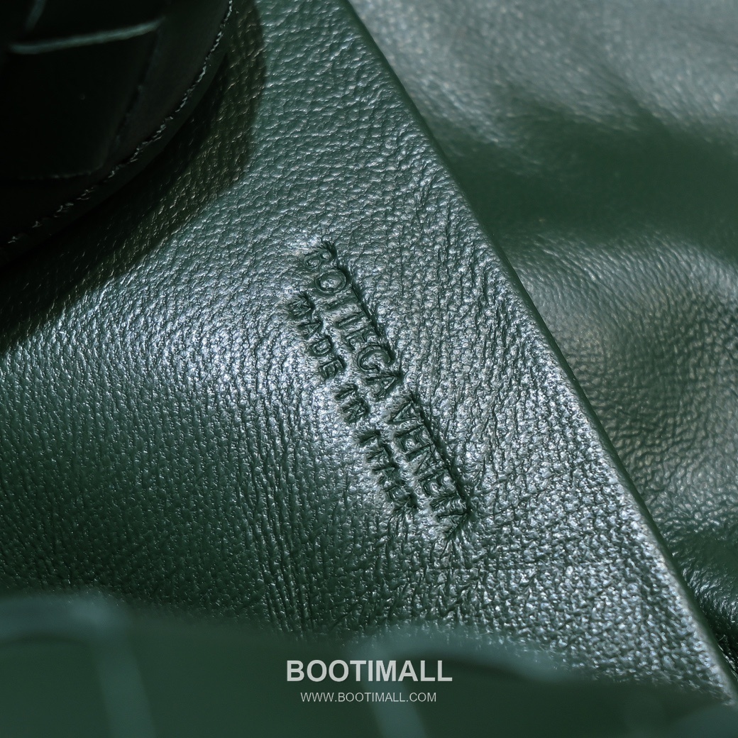 Bottega Veneta Intrecciato Lambskin Square Crossbody Bag with Adjustable Drawstring Detail 보테가베네타 인트레치아토 램스킨 스퀘어 크로스바디백 드로우스트링 22cm 8