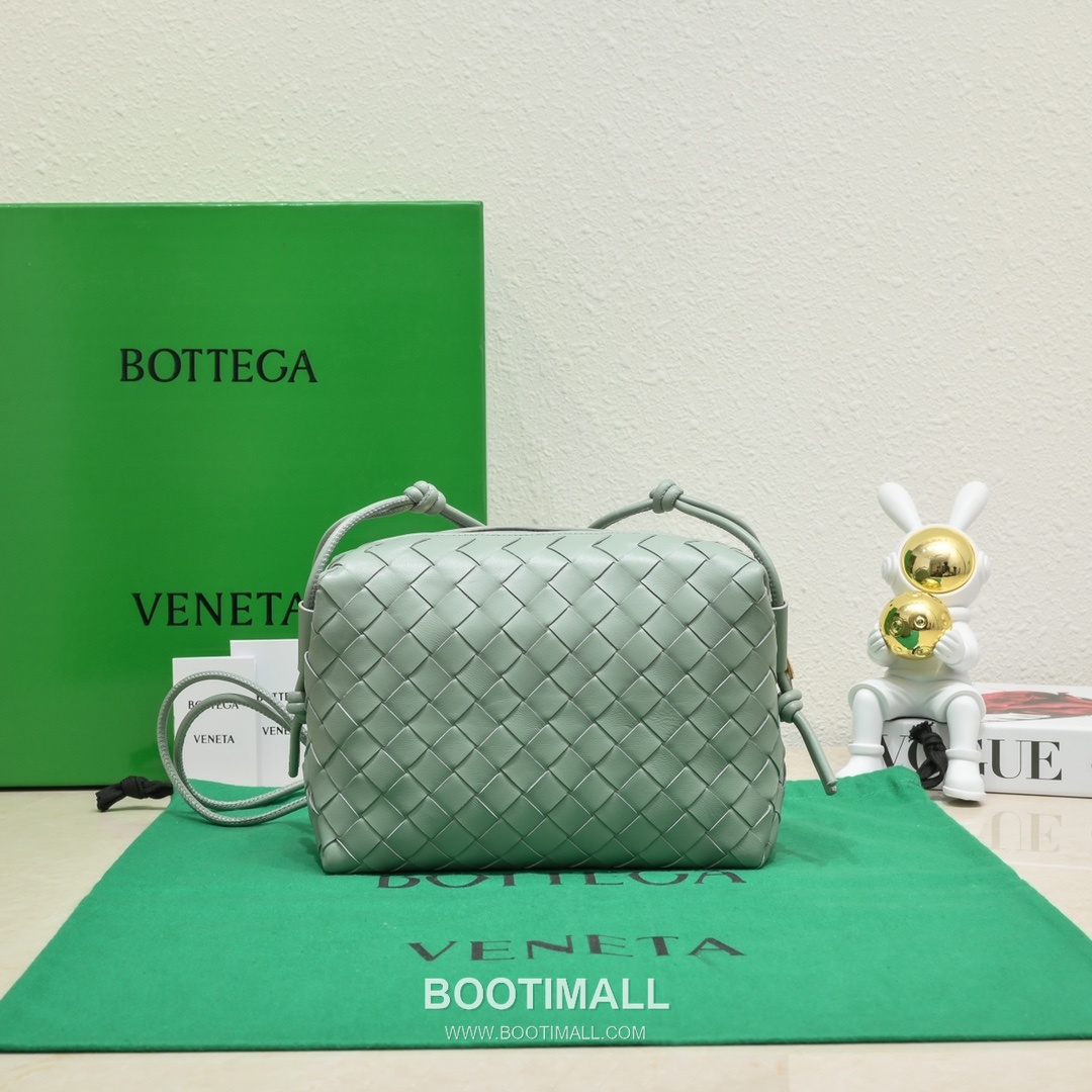 Bottega Veneta Intrecciato Lambskin Square Crossbody Bag with Adjustable Drawstring Detail 보테가베네타 인트레치아토 램스킨 스퀘어 크로스바디백 드로우스트링 22cm 1