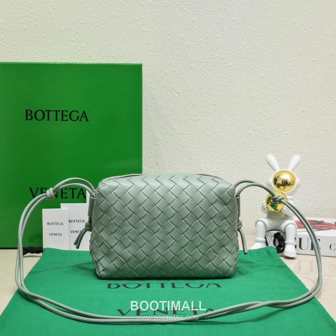 Bottega Veneta Intrecciato Lambskin Square Crossbody Bag with Adjustable Drawstring Detail 보테가베네타 인트레치아토 램스킨 스퀘어 크로스바디백 드로우스트링 22cm 3