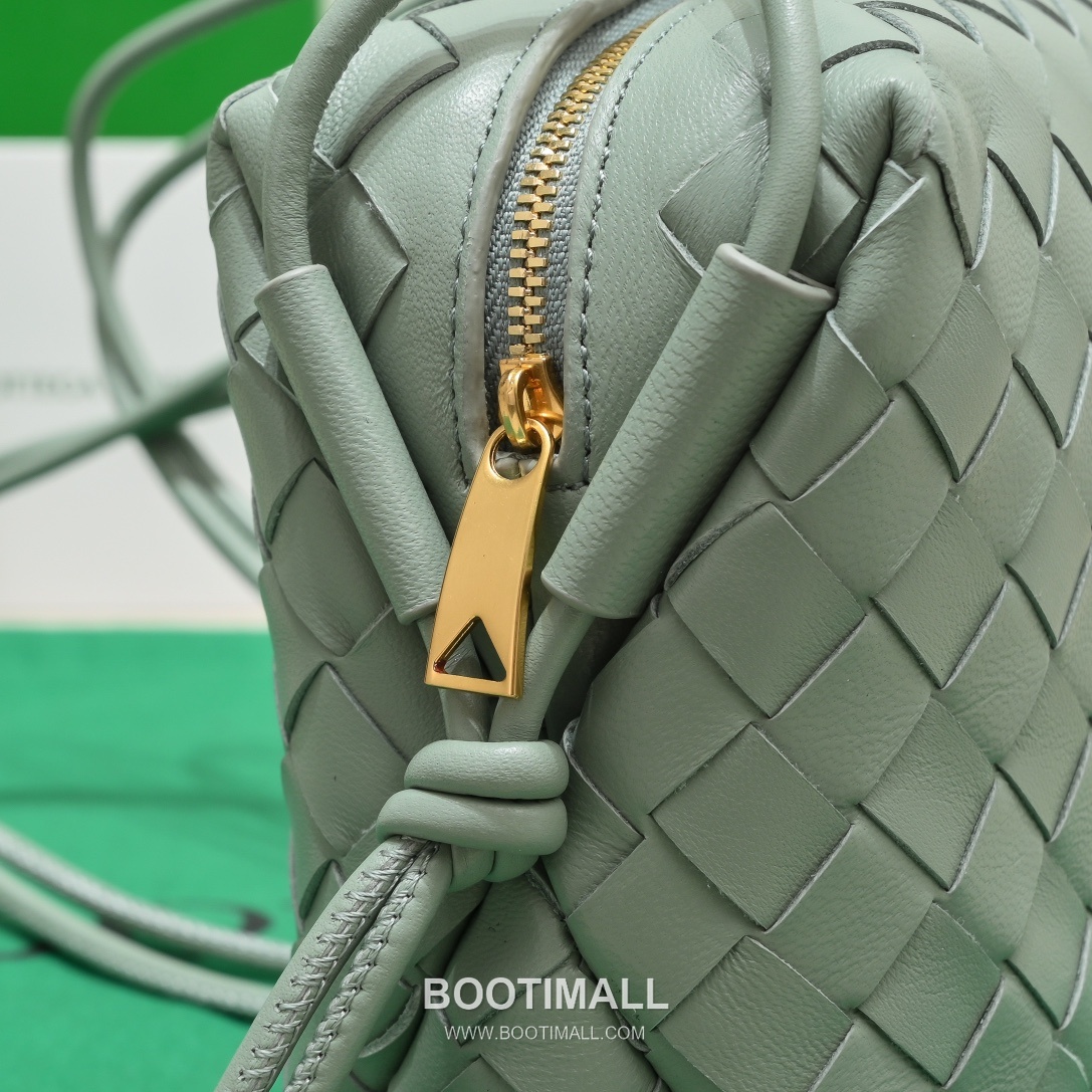 Bottega Veneta Intrecciato Lambskin Square Crossbody Bag with Adjustable Drawstring Detail 보테가베네타 인트레치아토 램스킨 스퀘어 크로스바디백 드로우스트링 22cm 5