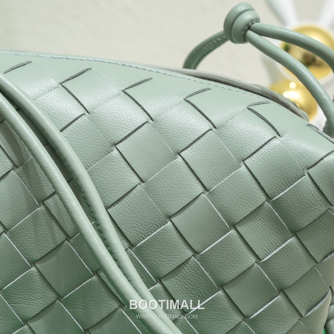 Bottega Veneta Intrecciato Lambskin Square Crossbody Bag with Adjustable Drawstring Detail 보테가베네타 인트레치아토 램스킨 스퀘어 크로스바디백 드로우스트링 22cm 6