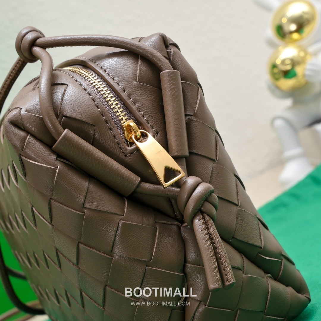 Bottega Veneta Intrecciato Lambskin Square Crossbody Bag with Adjustable Drawstring Detail 보테가베네타 인트레치아토 램스킨 스퀘어 크로스바디백 드로우스트링 22cm 5
