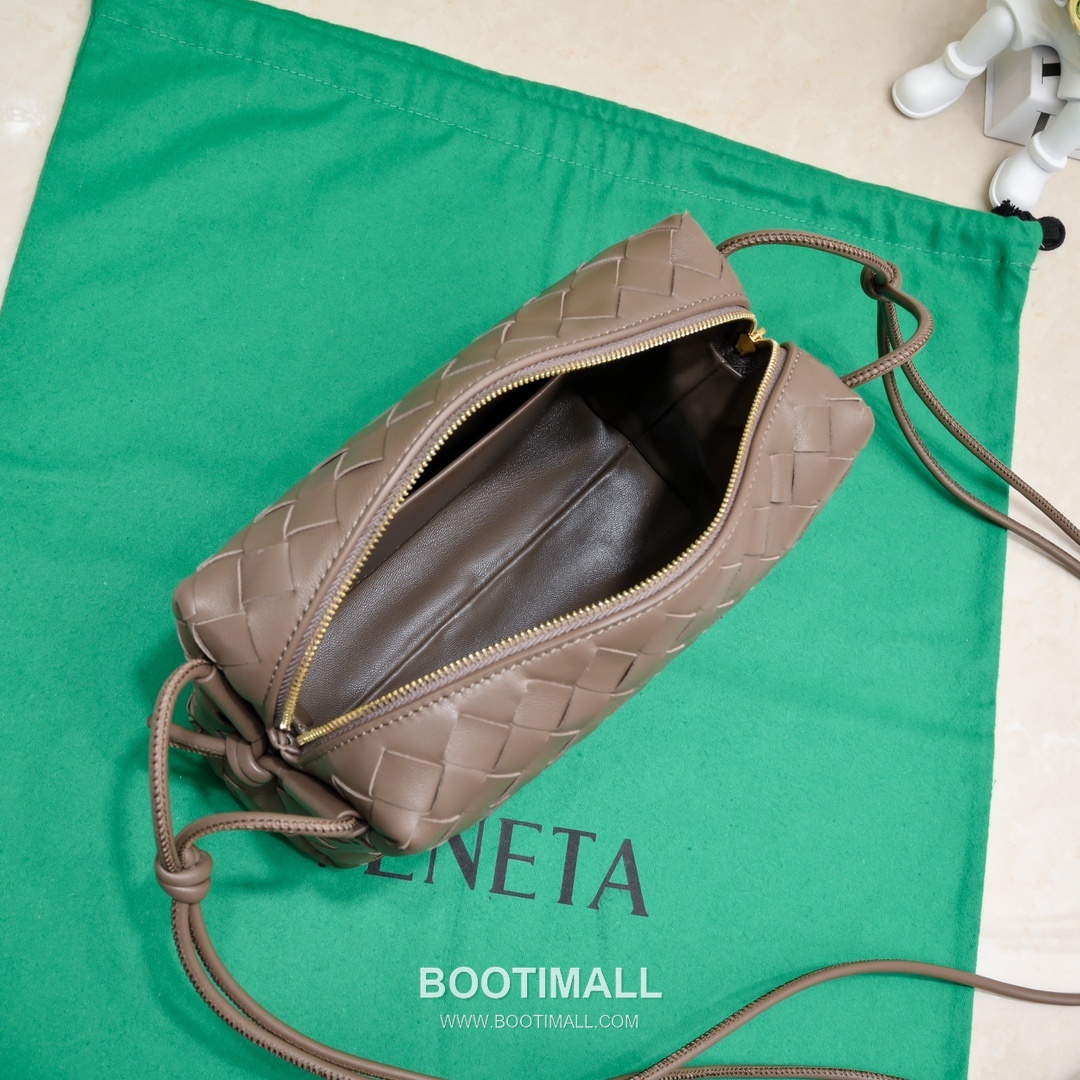 Bottega Veneta Intrecciato Lambskin Square Crossbody Bag with Adjustable Drawstring Detail 보테가베네타 인트레치아토 램스킨 스퀘어 크로스바디백 드로우스트링 22cm 6