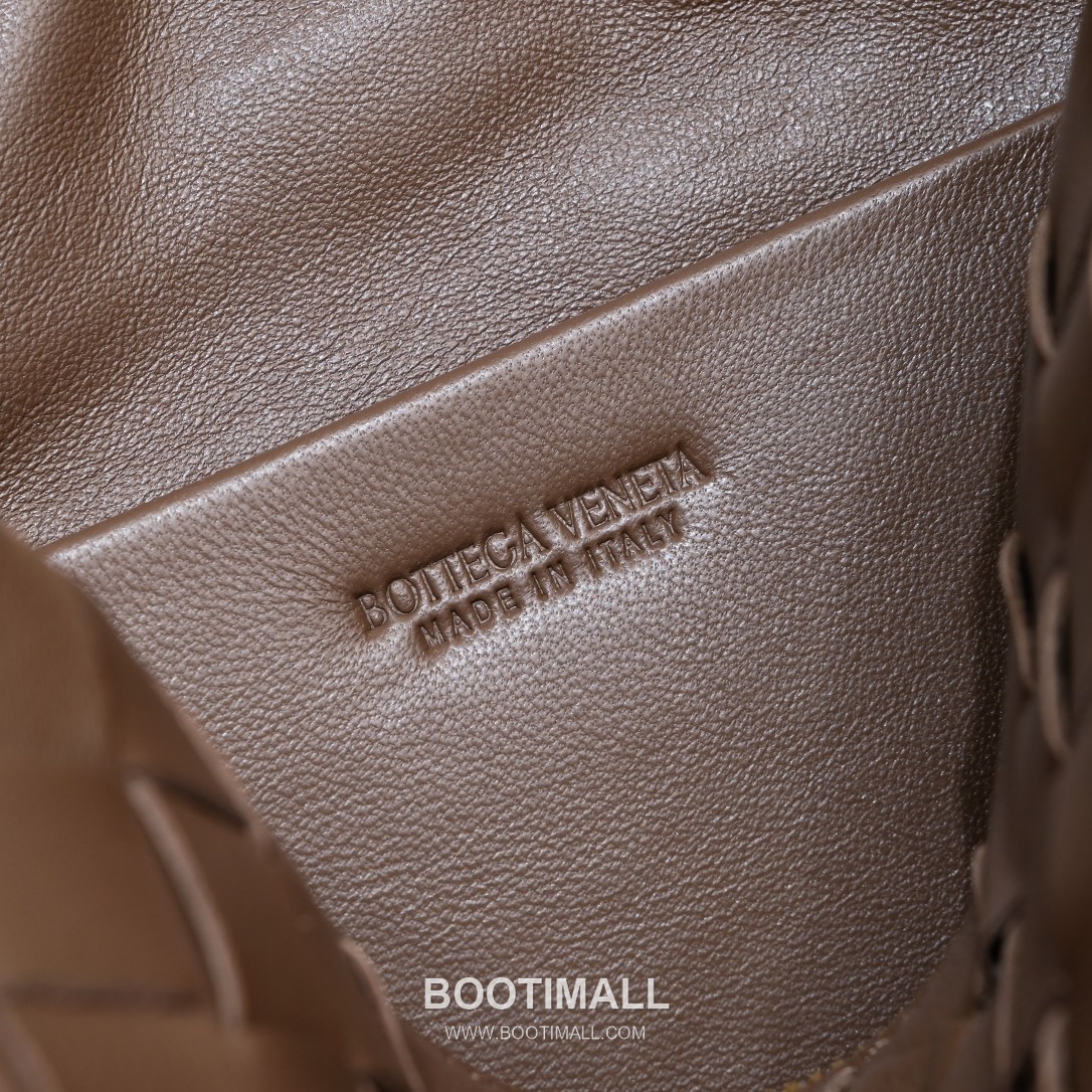 Bottega Veneta Intrecciato Lambskin Square Crossbody Bag with Adjustable Drawstring Detail 보테가베네타 인트레치아토 램스킨 스퀘어 크로스바디백 드로우스트링 22cm 7