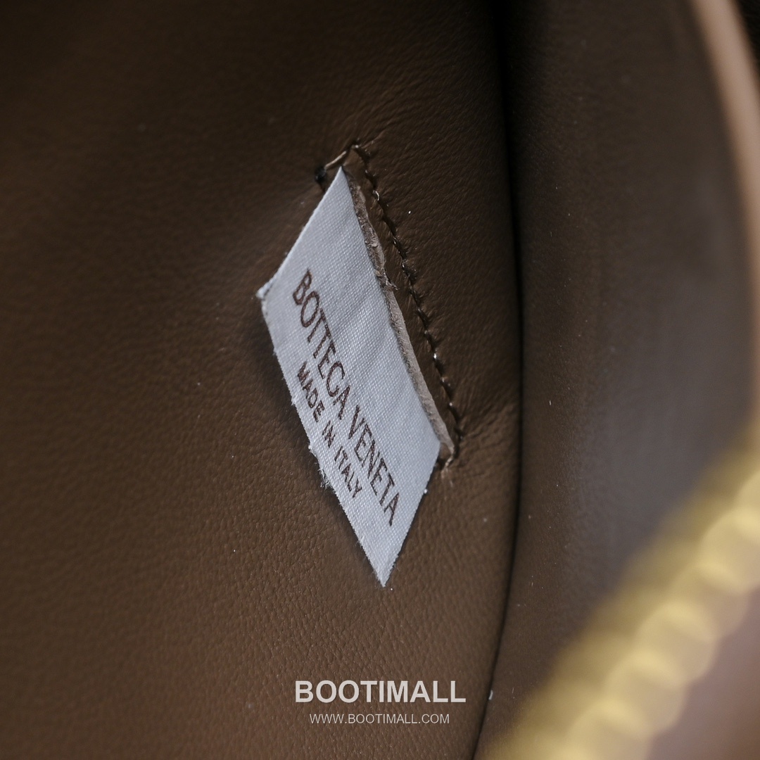 Bottega Veneta Intrecciato Lambskin Square Crossbody Bag with Adjustable Drawstring Detail 보테가베네타 인트레치아토 램스킨 스퀘어 크로스바디백 드로우스트링 22cm 8