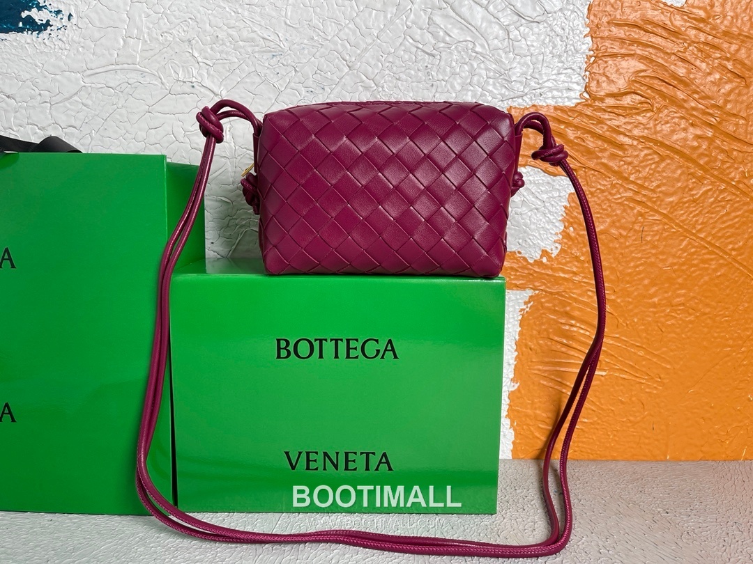 Bottega Veneta Intrecciato Lambskin Square Crossbody Bag with Adjustable Drawstring Detail 보테가베네타 인트레치아토 램스킨 스퀘어 크로스바디백 드로우스트링 17cm 1
