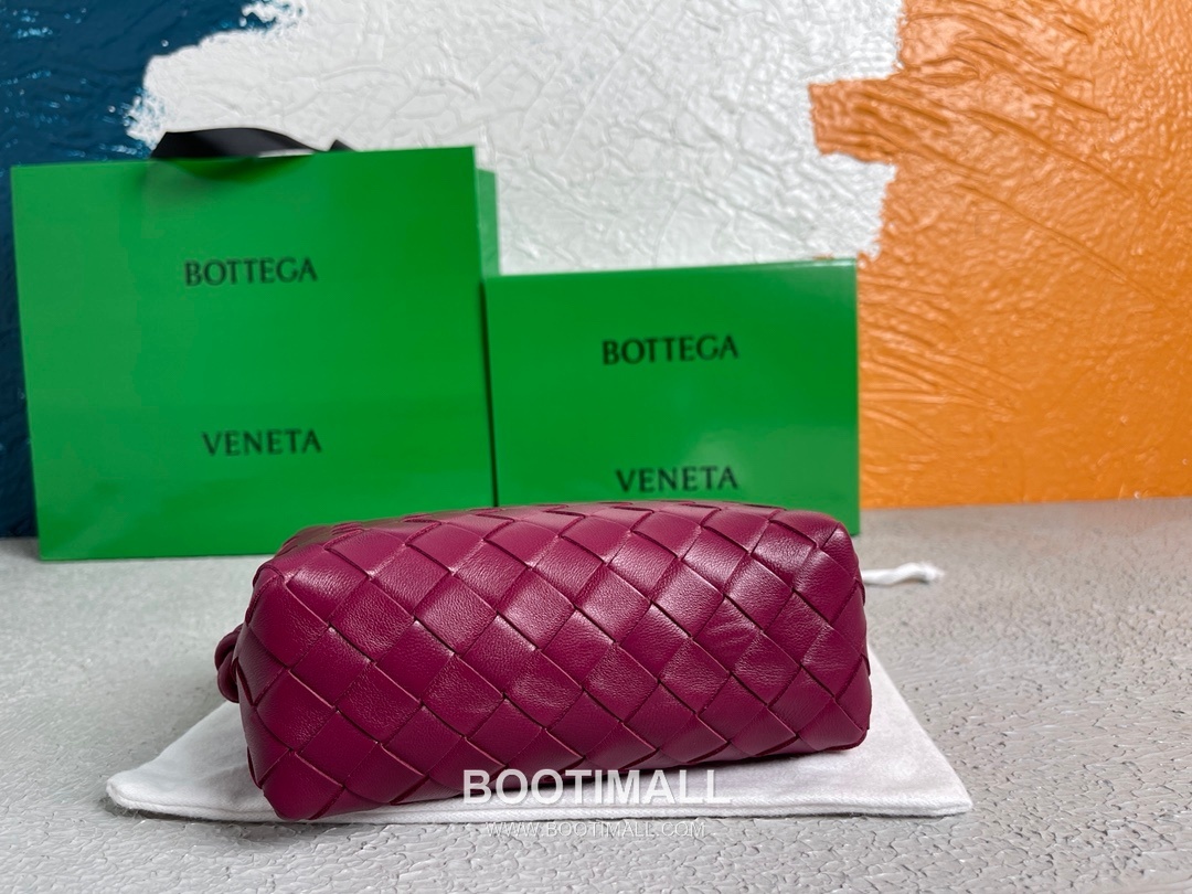 Bottega Veneta Intrecciato Lambskin Square Crossbody Bag with Adjustable Drawstring Detail 보테가베네타 인트레치아토 램스킨 스퀘어 크로스바디백 드로우스트링 17cm 2