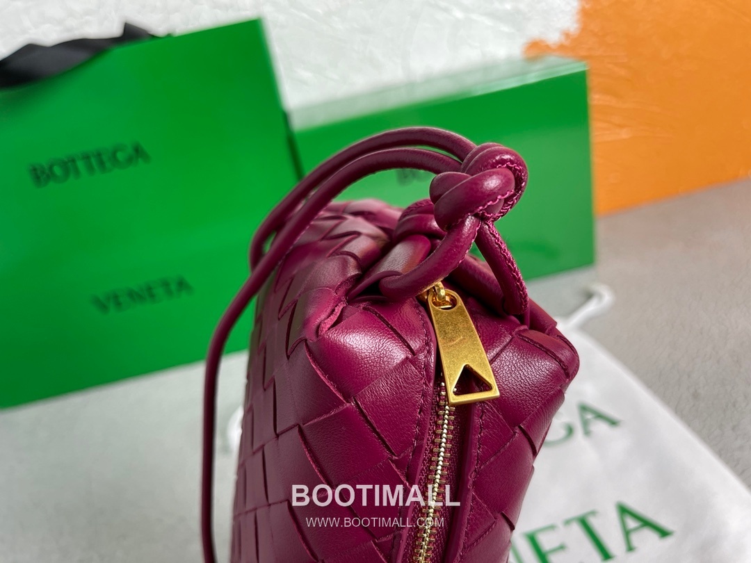 Bottega Veneta Intrecciato Lambskin Square Crossbody Bag with Adjustable Drawstring Detail 보테가베네타 인트레치아토 램스킨 스퀘어 크로스바디백 드로우스트링 17cm 4