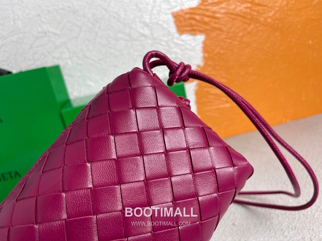 Bottega Veneta Intrecciato Lambskin Square Crossbody Bag with Adjustable Drawstring Detail 보테가베네타 인트레치아토 램스킨 스퀘어 크로스바디백 드로우스트링 17cm 5