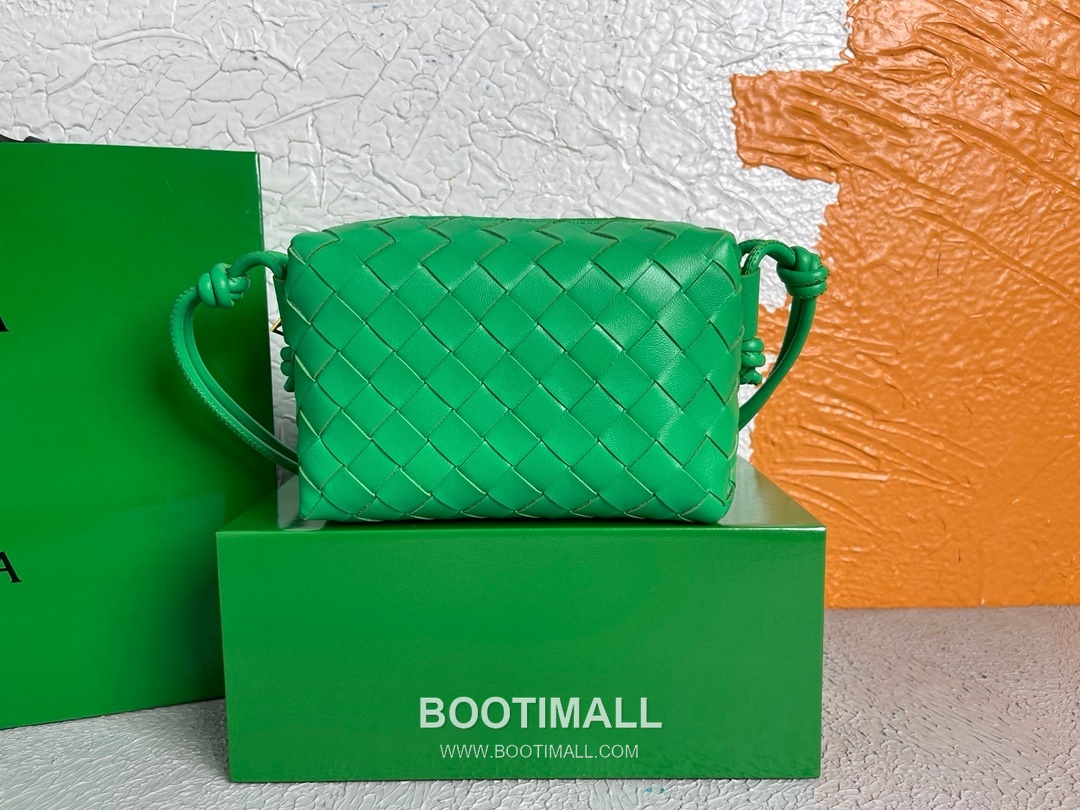 Bottega Veneta Intrecciato Lambskin Square Crossbody Bag with Adjustable Drawstring Detail 보테가베네타 인트레치아토 램스킨 스퀘어 크로스바디백 드로우스트링 17cm 1