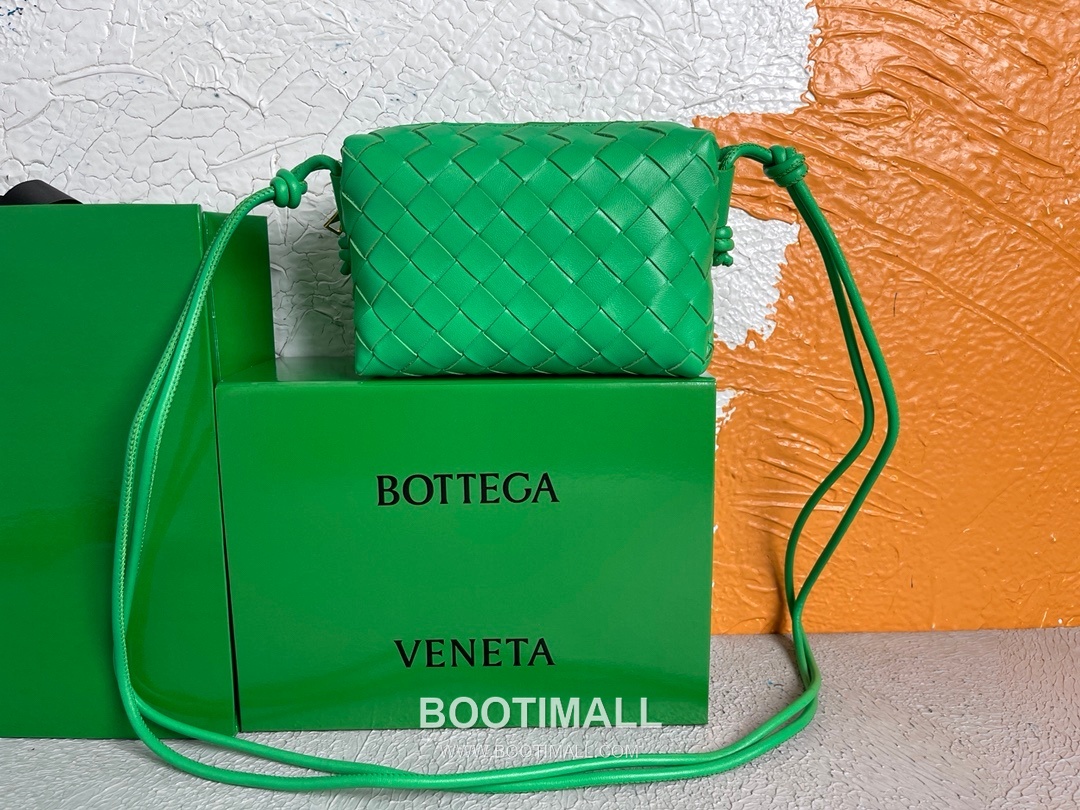 Bottega Veneta Intrecciato Lambskin Square Crossbody Bag with Adjustable Drawstring Detail 보테가베네타 인트레치아토 램스킨 스퀘어 크로스바디백 드로우스트링 17cm 2