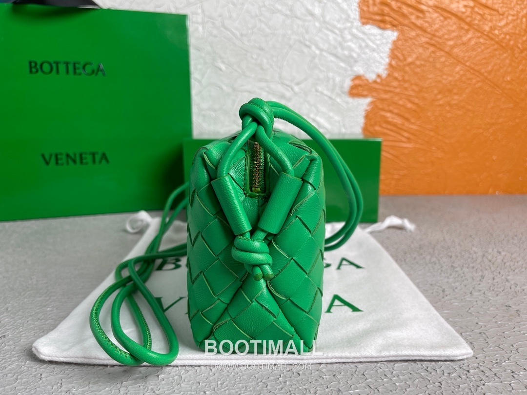 Bottega Veneta Intrecciato Lambskin Square Crossbody Bag with Adjustable Drawstring Detail 보테가베네타 인트레치아토 램스킨 스퀘어 크로스바디백 드로우스트링 17cm 3