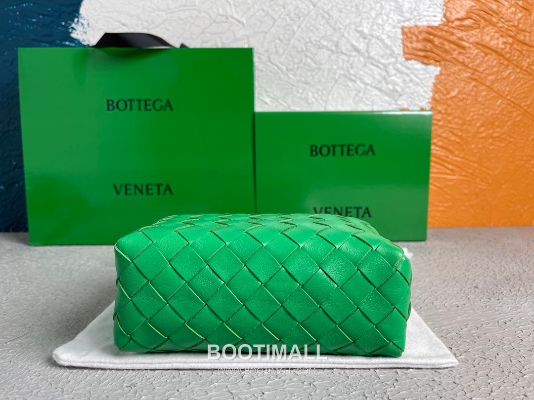 Bottega Veneta Intrecciato Lambskin Square Crossbody Bag with Adjustable Drawstring Detail 보테가베네타 인트레치아토 램스킨 스퀘어 크로스바디백 드로우스트링 17cm 4