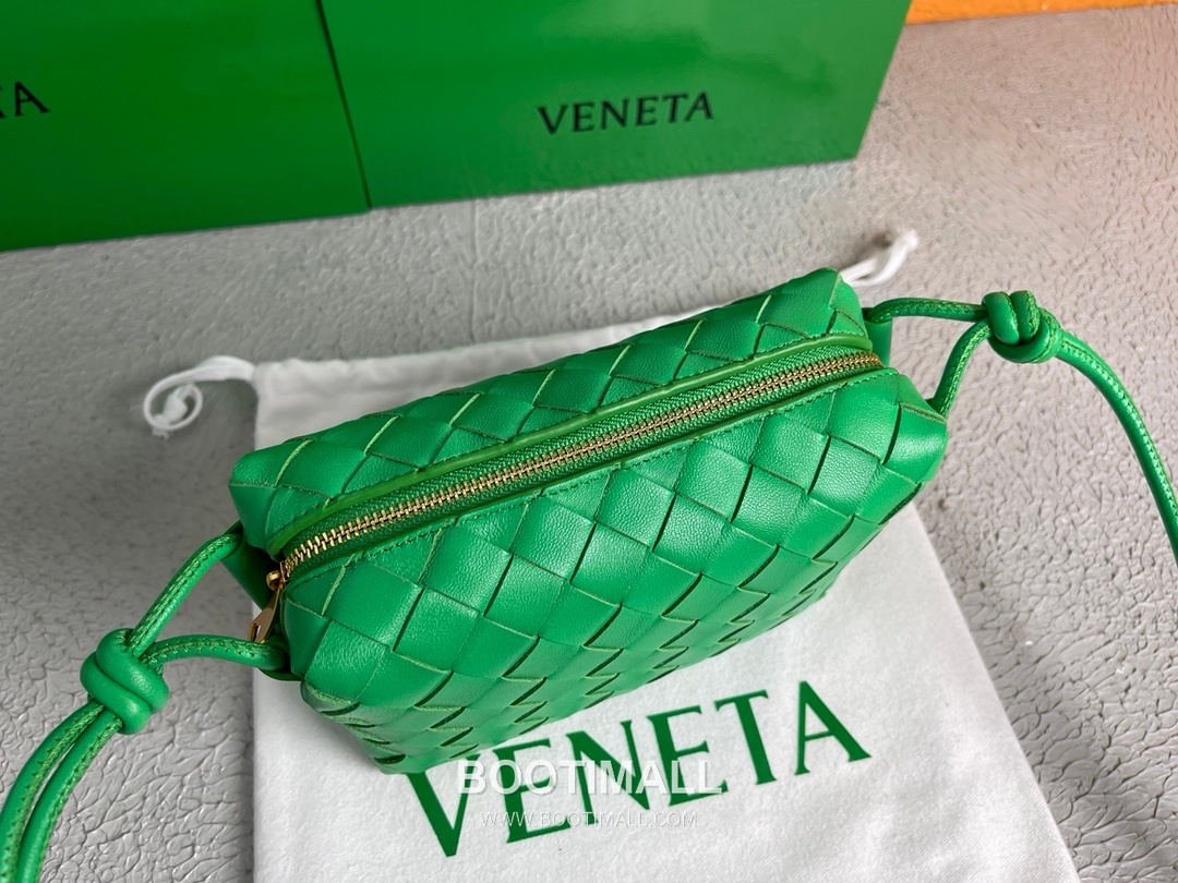 Bottega Veneta Intrecciato Lambskin Square Crossbody Bag with Adjustable Drawstring Detail 보테가베네타 인트레치아토 램스킨 스퀘어 크로스바디백 드로우스트링 17cm 5