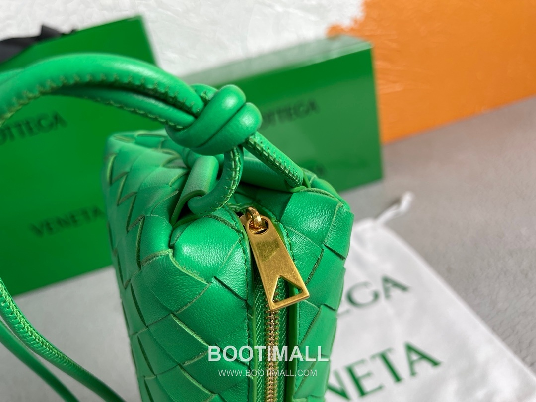 Bottega Veneta Intrecciato Lambskin Square Crossbody Bag with Adjustable Drawstring Detail 보테가베네타 인트레치아토 램스킨 스퀘어 크로스바디백 드로우스트링 17cm 6