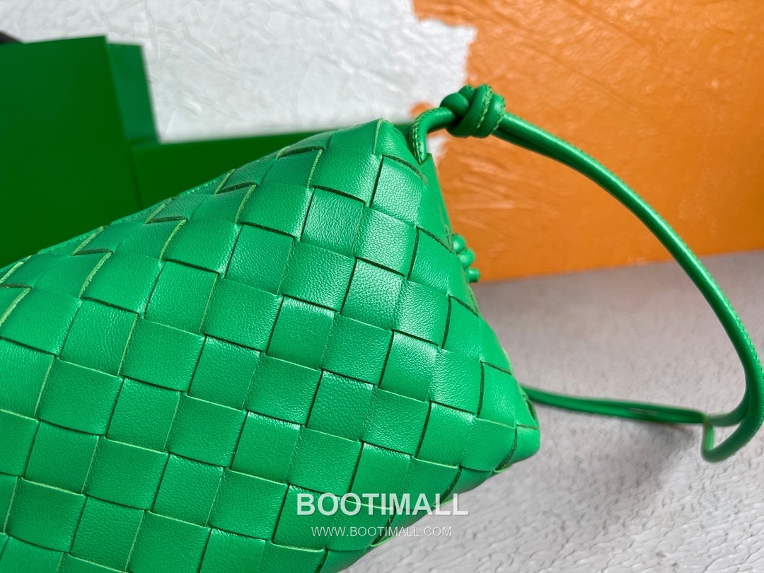 Bottega Veneta Intrecciato Lambskin Square Crossbody Bag with Adjustable Drawstring Detail 보테가베네타 인트레치아토 램스킨 스퀘어 크로스바디백 드로우스트링 17cm 7