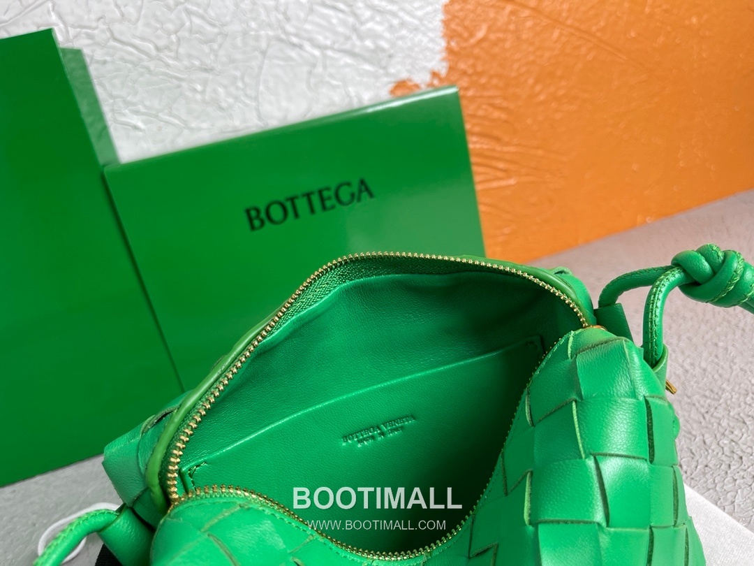 Bottega Veneta Intrecciato Lambskin Square Crossbody Bag with Adjustable Drawstring Detail 보테가베네타 인트레치아토 램스킨 스퀘어 크로스바디백 드로우스트링 17cm 9