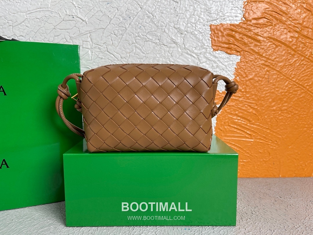 Bottega Veneta Intrecciato Lambskin Square Crossbody Bag with Adjustable Drawstring Detail 보테가베네타 인트레치아토 램스킨 스퀘어 크로스바디백 드로우스트링 17cm 1