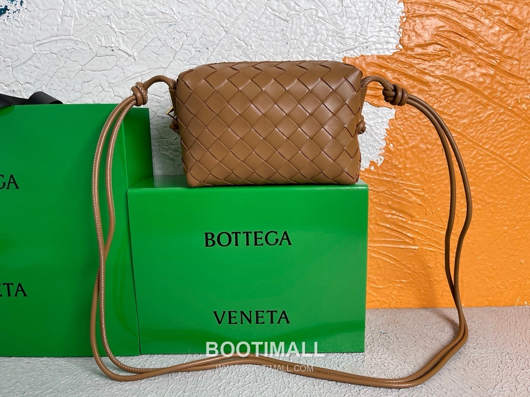 Bottega Veneta Intrecciato Lambskin Square Crossbody Bag with Adjustable Drawstring Detail 보테가베네타 인트레치아토 램스킨 스퀘어 크로스바디백 드로우스트링 17cm 2
