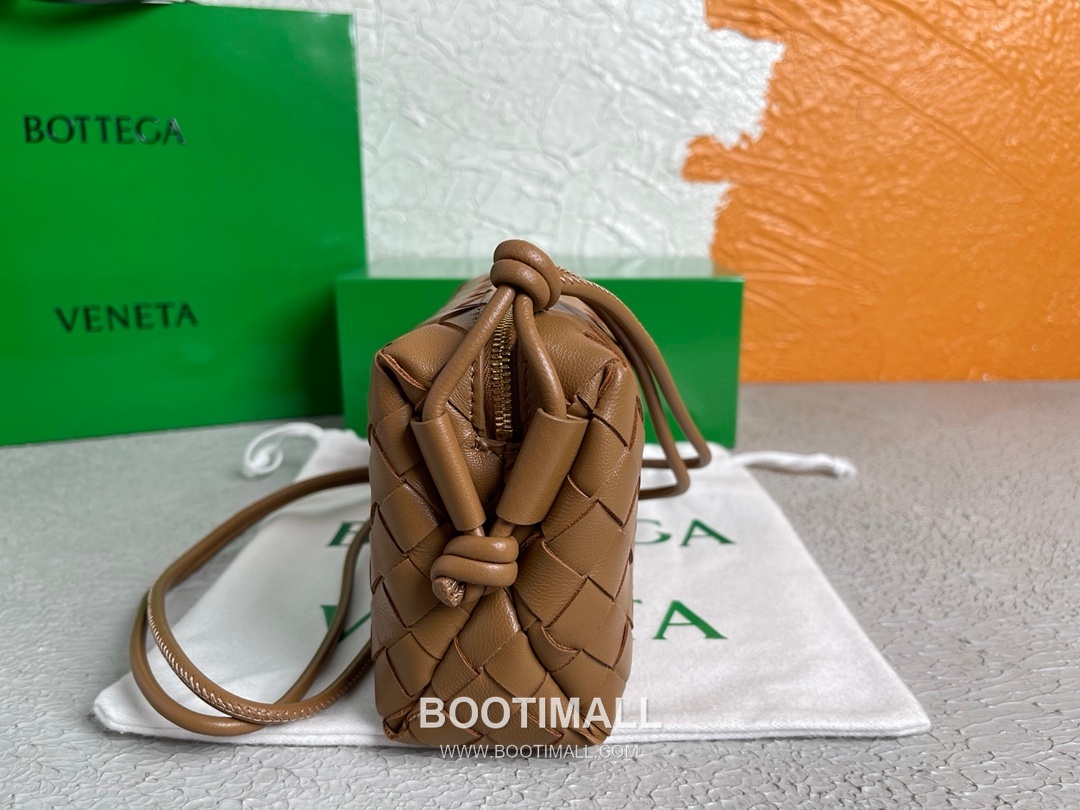 Bottega Veneta Intrecciato Lambskin Square Crossbody Bag with Adjustable Drawstring Detail 보테가베네타 인트레치아토 램스킨 스퀘어 크로스바디백 드로우스트링 17cm 3