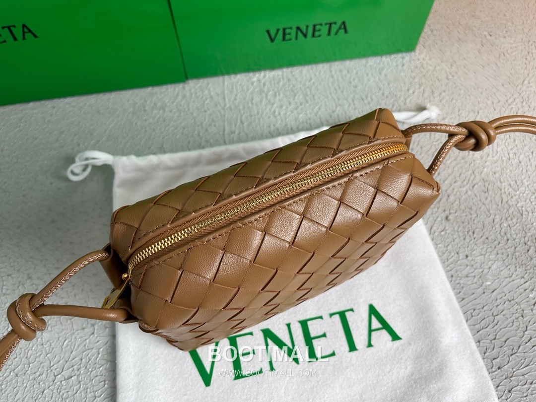 Bottega Veneta Intrecciato Lambskin Square Crossbody Bag with Adjustable Drawstring Detail 보테가베네타 인트레치아토 램스킨 스퀘어 크로스바디백 드로우스트링 17cm 4