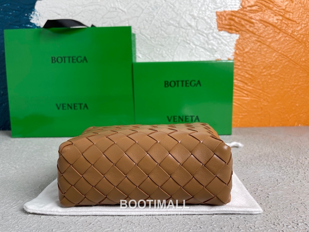 Bottega Veneta Intrecciato Lambskin Square Crossbody Bag with Adjustable Drawstring Detail 보테가베네타 인트레치아토 램스킨 스퀘어 크로스바디백 드로우스트링 17cm 5
