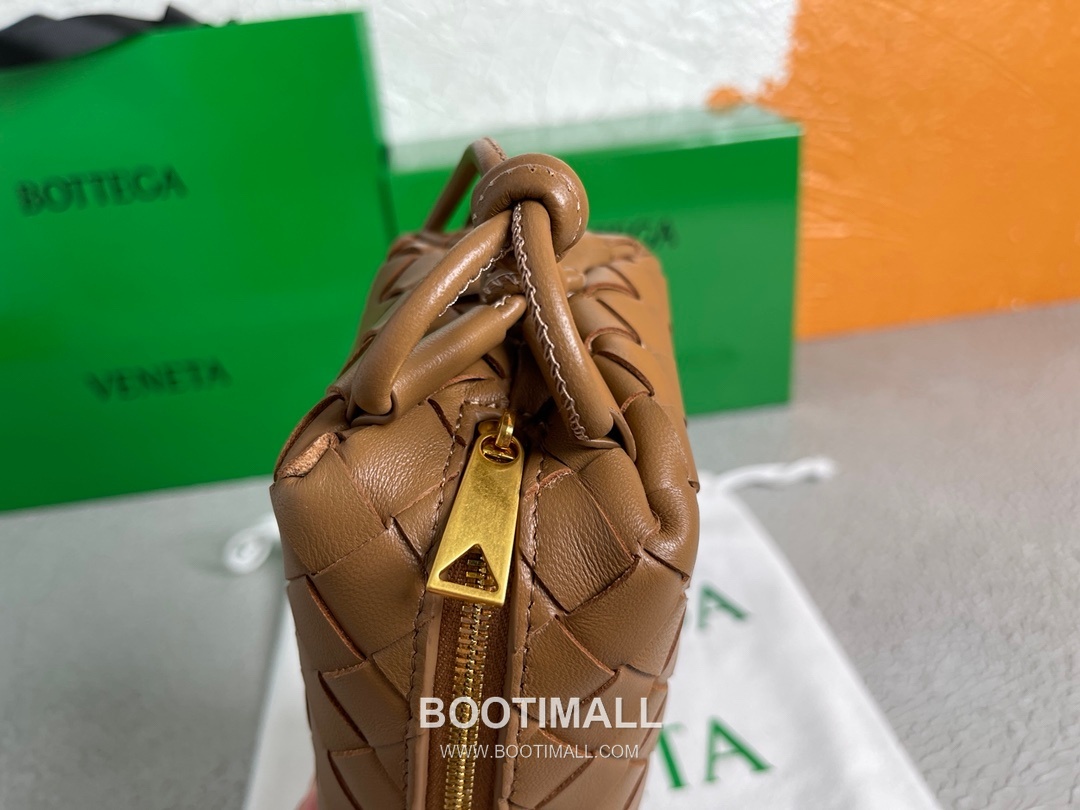 Bottega Veneta Intrecciato Lambskin Square Crossbody Bag with Adjustable Drawstring Detail 보테가베네타 인트레치아토 램스킨 스퀘어 크로스바디백 드로우스트링 17cm 6