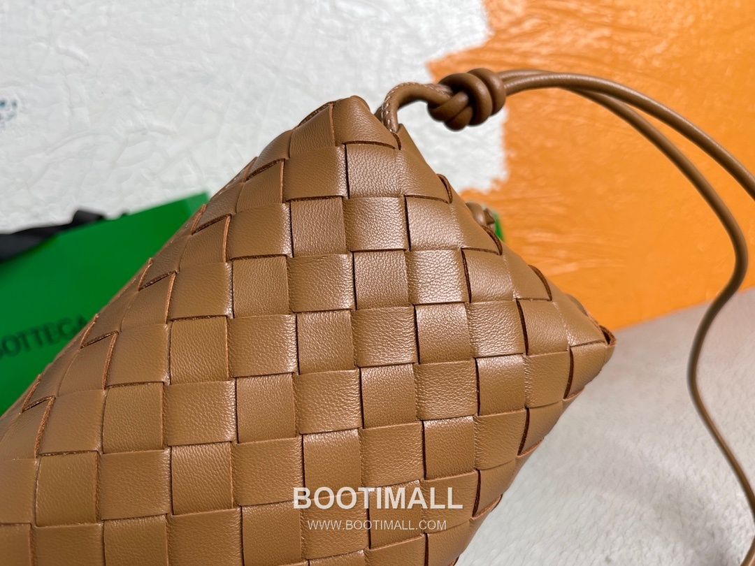Bottega Veneta Intrecciato Lambskin Square Crossbody Bag with Adjustable Drawstring Detail 보테가베네타 인트레치아토 램스킨 스퀘어 크로스바디백 드로우스트링 17cm 7