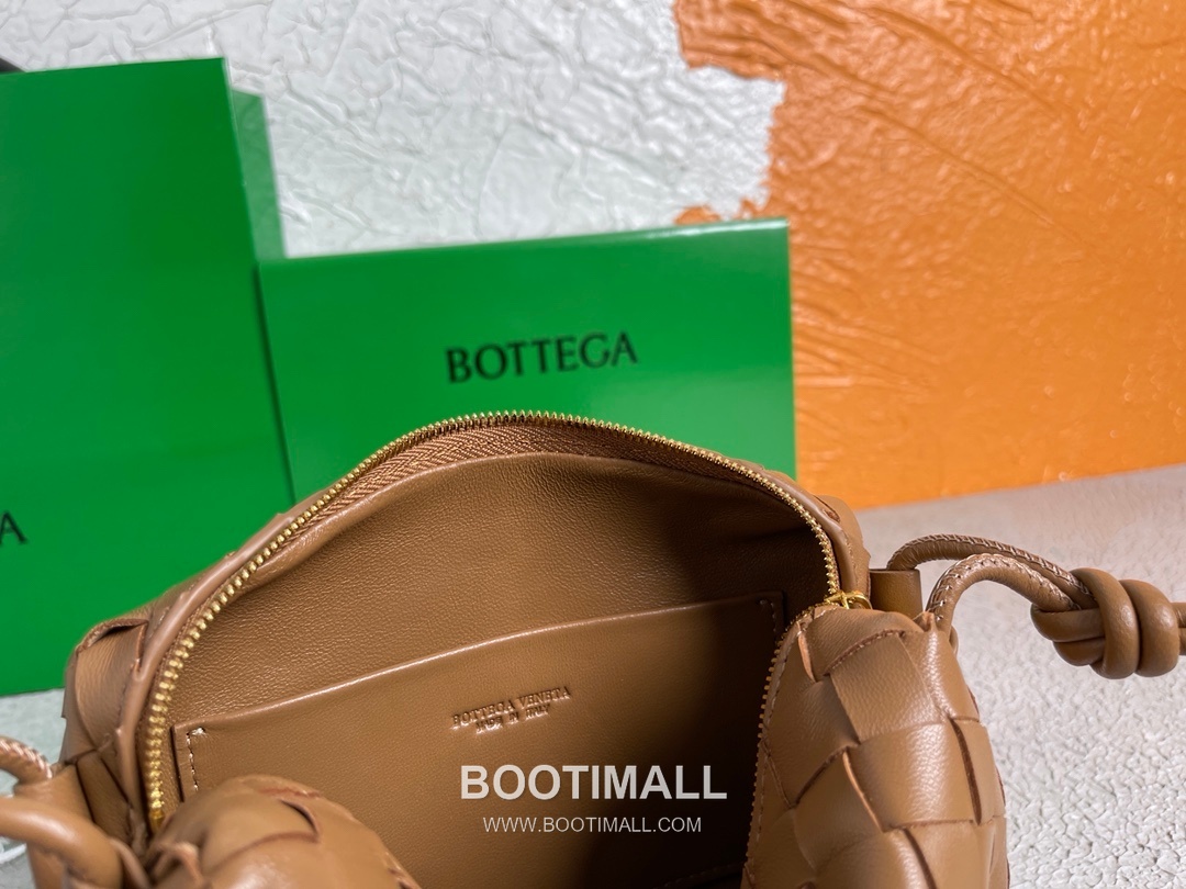 Bottega Veneta Intrecciato Lambskin Square Crossbody Bag with Adjustable Drawstring Detail 보테가베네타 인트레치아토 램스킨 스퀘어 크로스바디백 드로우스트링 17cm 9