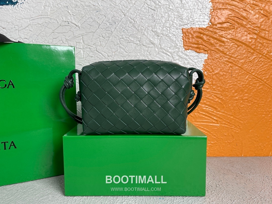 Bottega Veneta Intrecciato Lambskin Square Crossbody Bag with Adjustable Drawstring Detail 보테가베네타 인트레치아토 램스킨 스퀘어 크로스바디백 드로우스트링 17cm 1