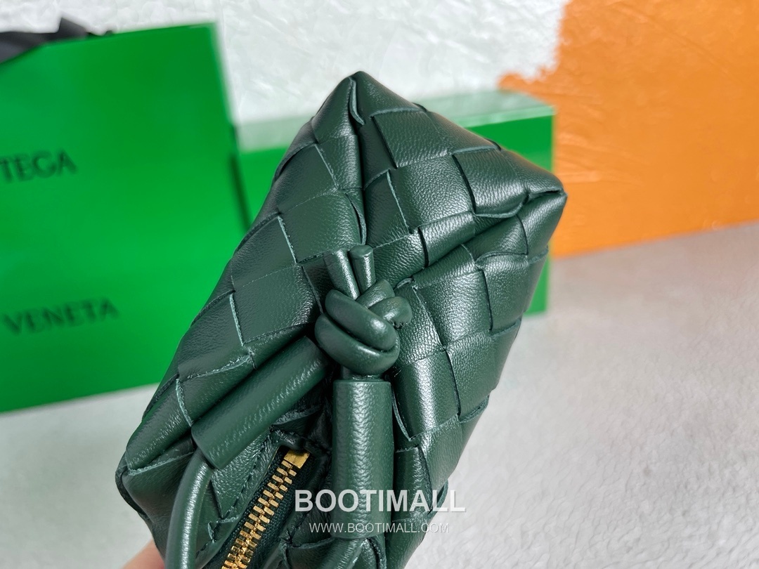 Bottega Veneta Intrecciato Lambskin Square Crossbody Bag with Adjustable Drawstring Detail 보테가베네타 인트레치아토 램스킨 스퀘어 크로스바디백 드로우스트링 17cm 6