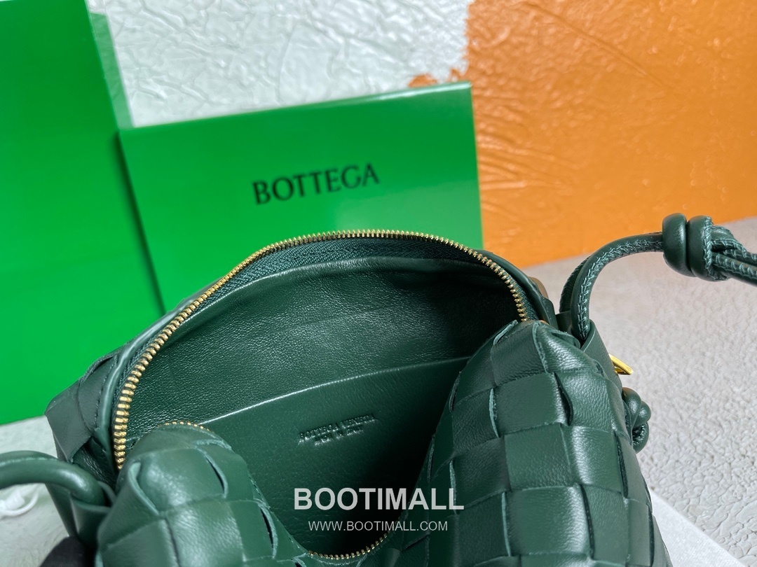 Bottega Veneta Intrecciato Lambskin Square Crossbody Bag with Adjustable Drawstring Detail 보테가베네타 인트레치아토 램스킨 스퀘어 크로스바디백 드로우스트링 17cm 9