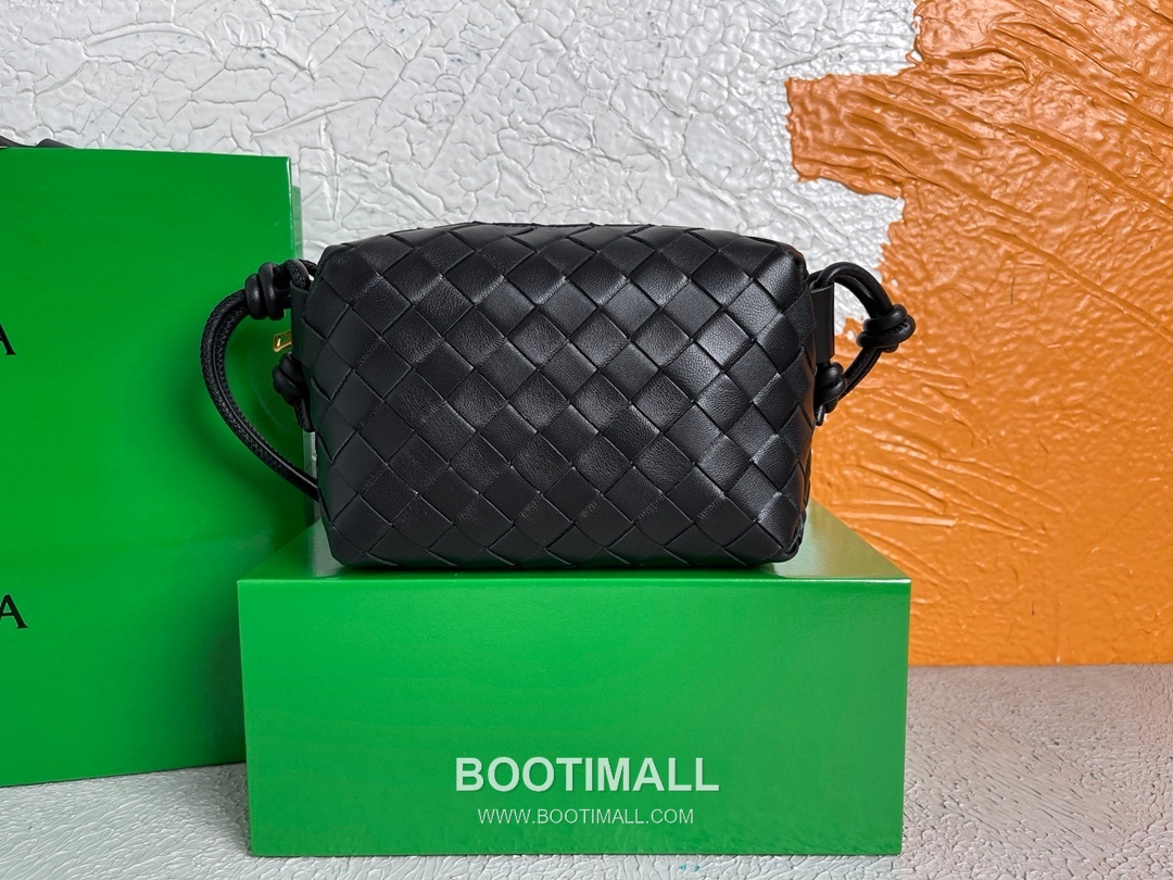 Bottega Veneta Intrecciato Lambskin Square Crossbody Bag with Adjustable Drawstring Detail 보테가베네타 인트레치아토 램스킨 스퀘어 크로스바디백 드로우스트링 17cm 1