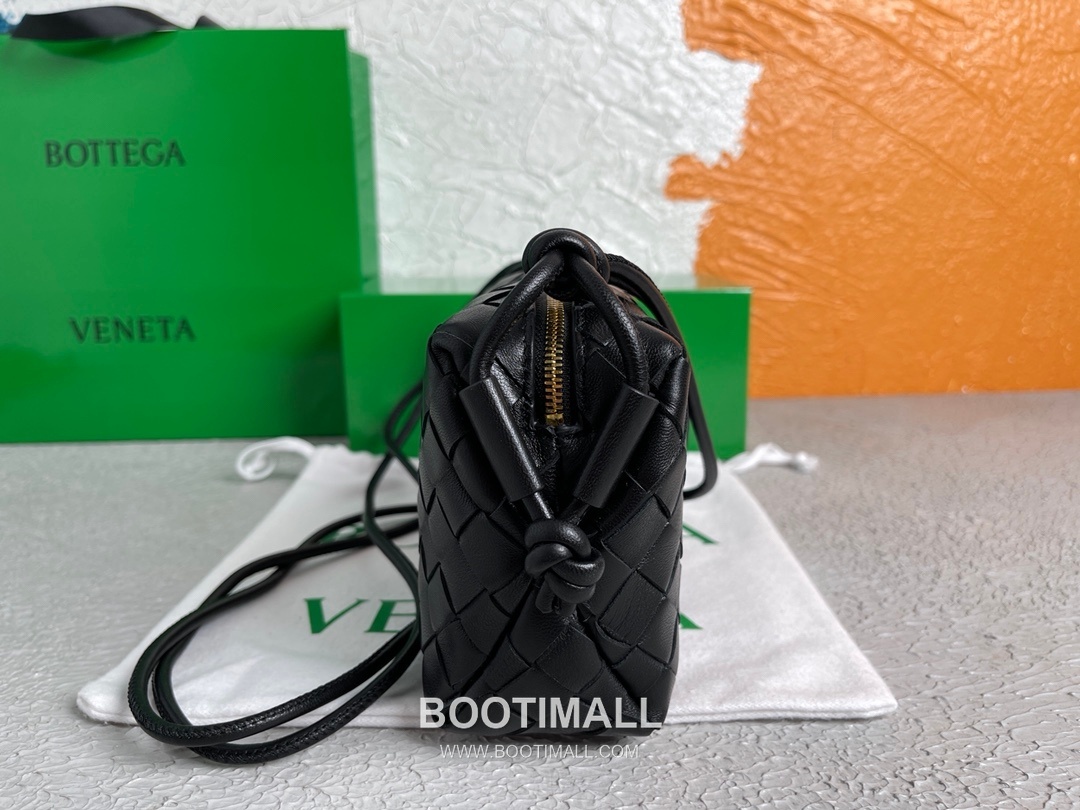 Bottega Veneta Intrecciato Lambskin Square Crossbody Bag with Adjustable Drawstring Detail 보테가베네타 인트레치아토 램스킨 스퀘어 크로스바디백 드로우스트링 17cm 3