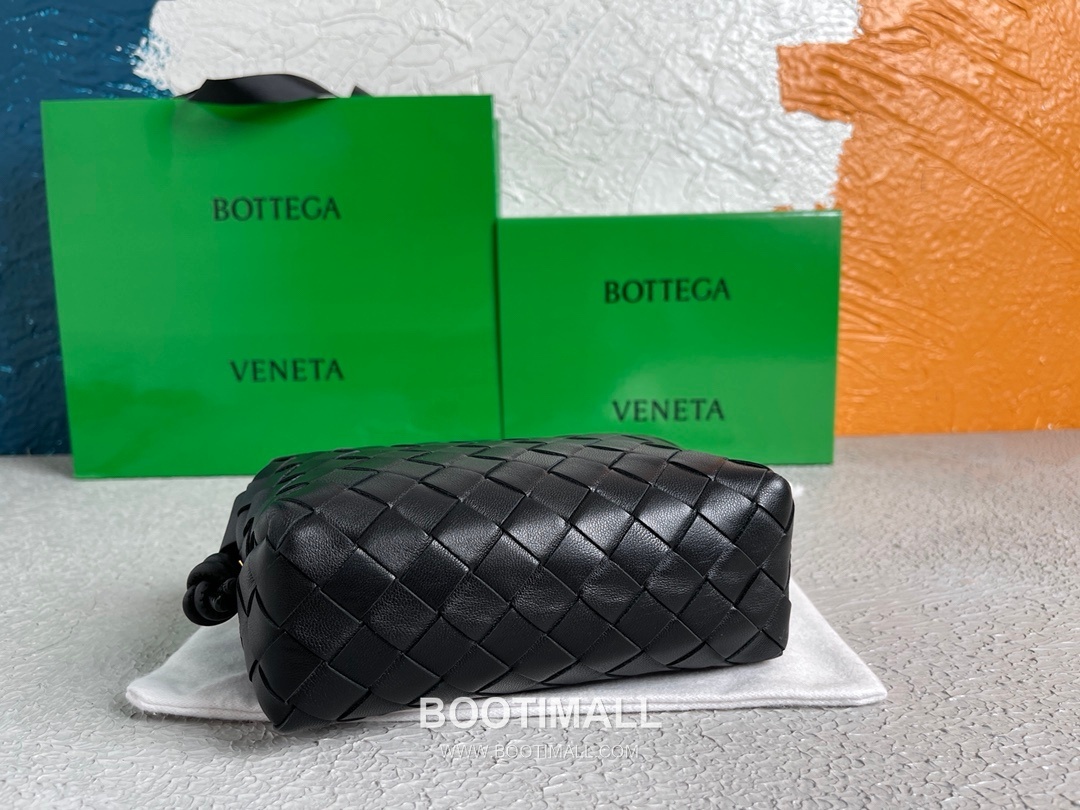 Bottega Veneta Intrecciato Lambskin Square Crossbody Bag with Adjustable Drawstring Detail 보테가베네타 인트레치아토 램스킨 스퀘어 크로스바디백 드로우스트링 17cm 4