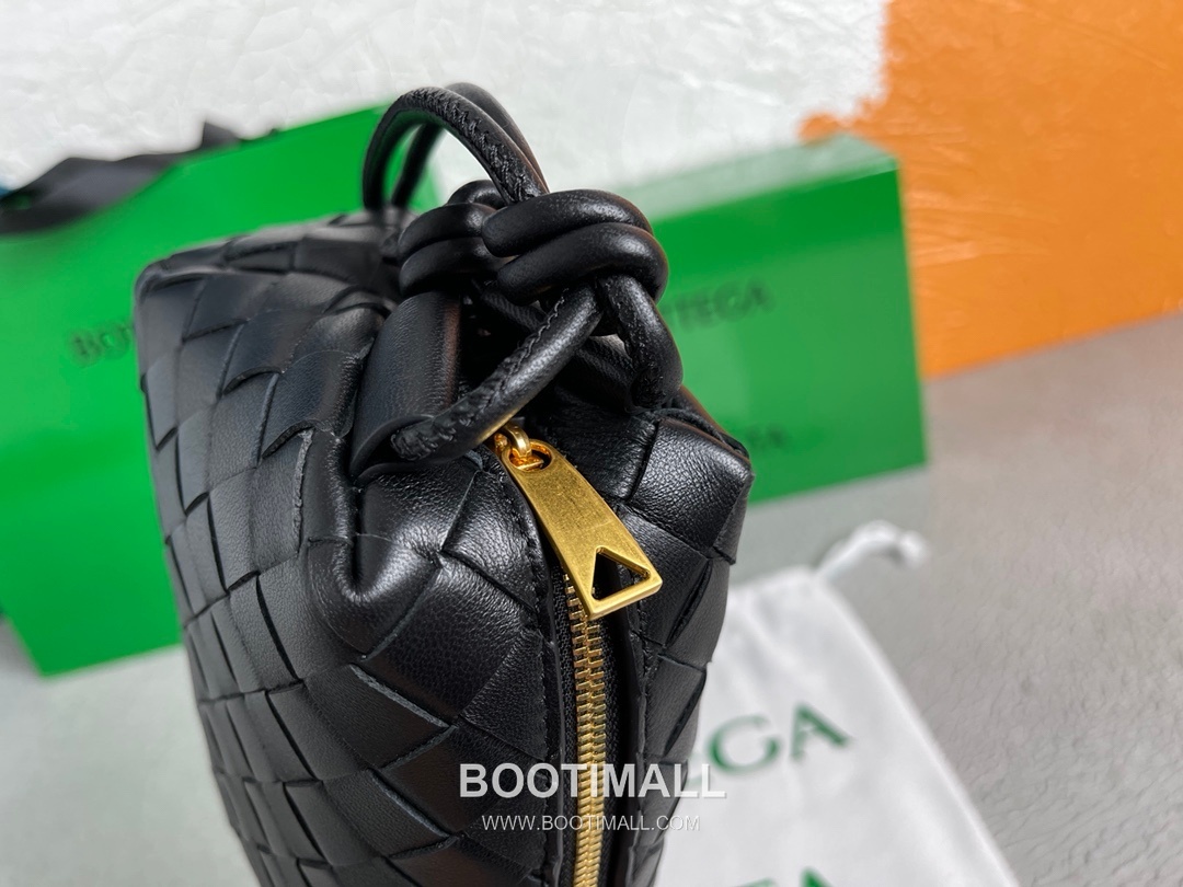 Bottega Veneta Intrecciato Lambskin Square Crossbody Bag with Adjustable Drawstring Detail 보테가베네타 인트레치아토 램스킨 스퀘어 크로스바디백 드로우스트링 17cm 6