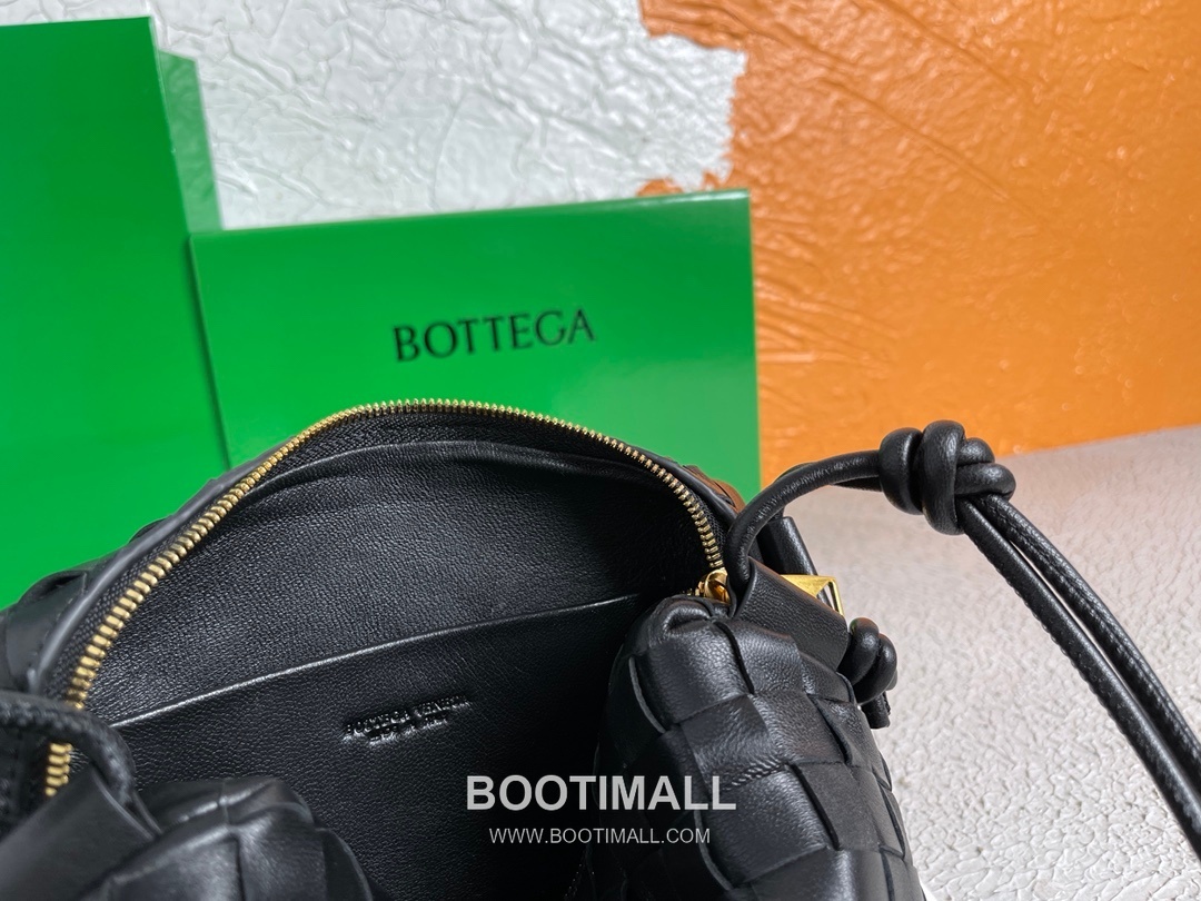 Bottega Veneta Intrecciato Lambskin Square Crossbody Bag with Adjustable Drawstring Detail 보테가베네타 인트레치아토 램스킨 스퀘어 크로스바디백 드로우스트링 17cm 9