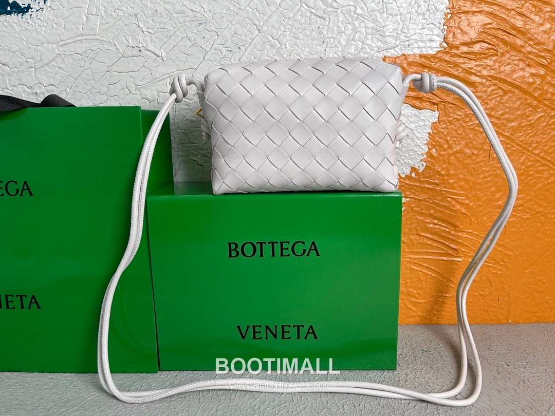 Bottega Veneta Intrecciato Lambskin Square Crossbody Bag with Adjustable Drawstring Detail 보테가베네타 인트레치아토 램스킨 스퀘어 크로스바디백 드로우스트링 17cm 1