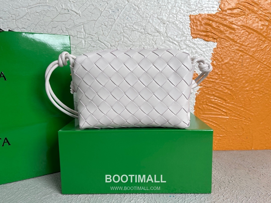 Bottega Veneta Intrecciato Lambskin Square Crossbody Bag with Adjustable Drawstring Detail 보테가베네타 인트레치아토 램스킨 스퀘어 크로스바디백 드로우스트링 17cm 2