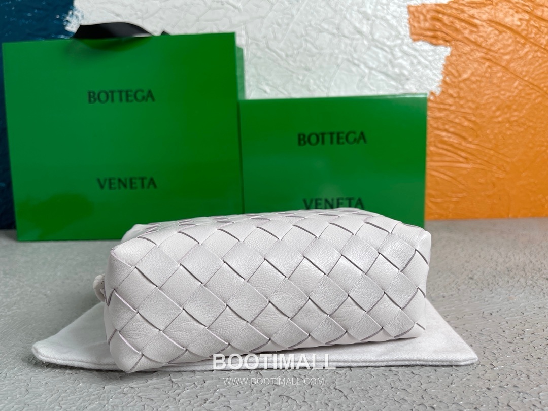 Bottega Veneta Intrecciato Lambskin Square Crossbody Bag with Adjustable Drawstring Detail 보테가베네타 인트레치아토 램스킨 스퀘어 크로스바디백 드로우스트링 17cm 4