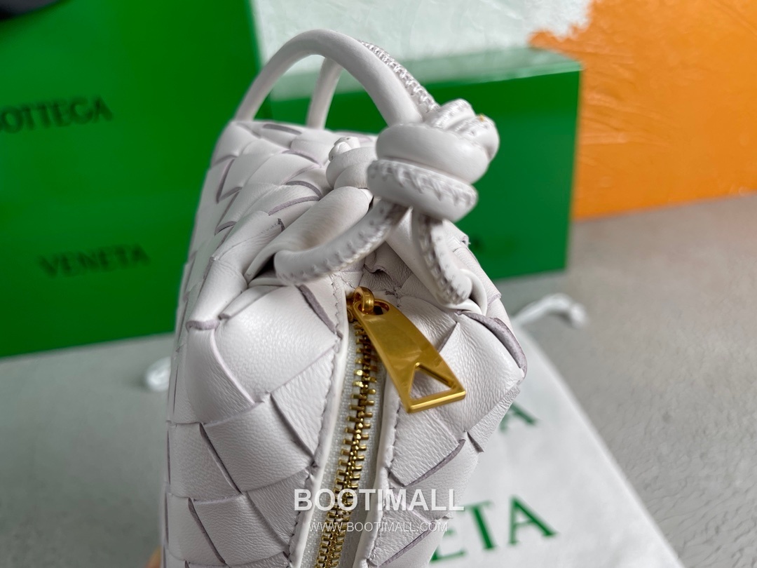 Bottega Veneta Intrecciato Lambskin Square Crossbody Bag with Adjustable Drawstring Detail 보테가베네타 인트레치아토 램스킨 스퀘어 크로스바디백 드로우스트링 17cm 6