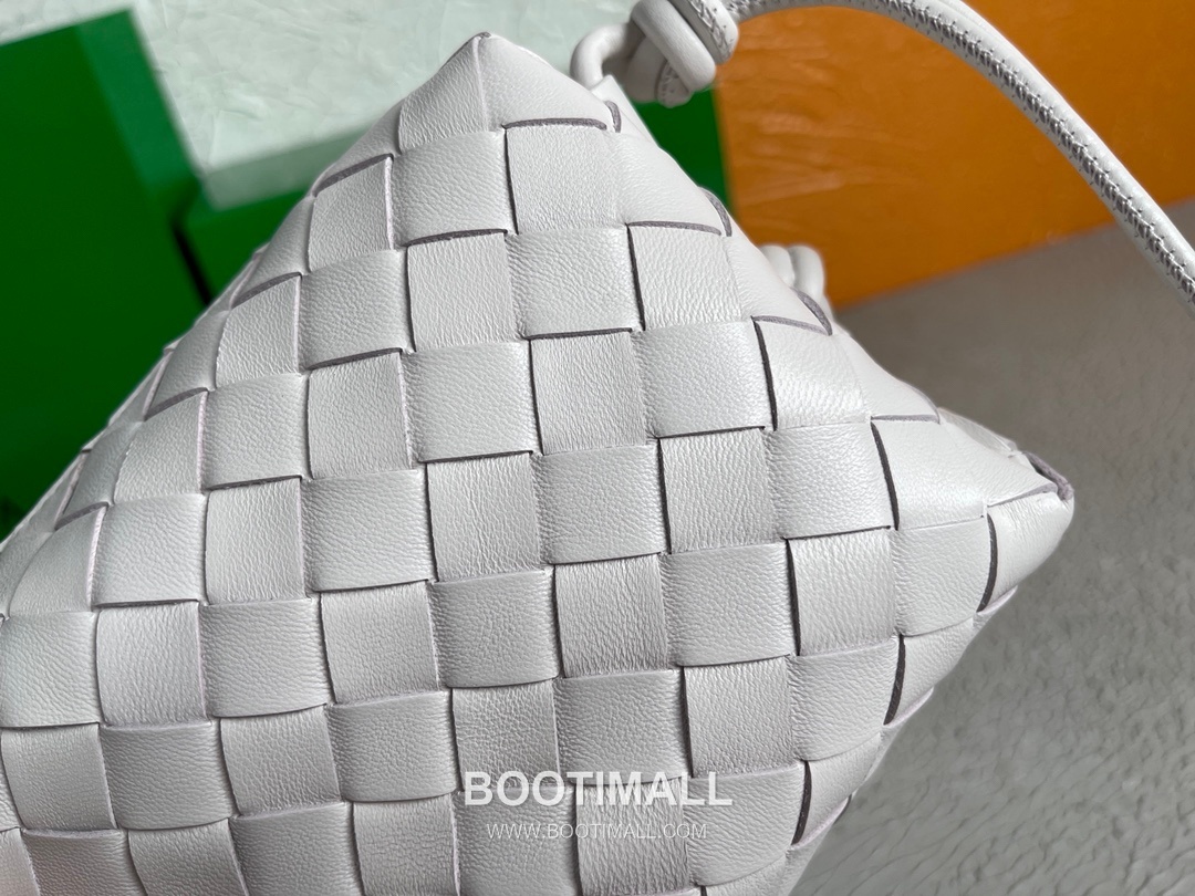 Bottega Veneta Intrecciato Lambskin Square Crossbody Bag with Adjustable Drawstring Detail 보테가베네타 인트레치아토 램스킨 스퀘어 크로스바디백 드로우스트링 17cm 7