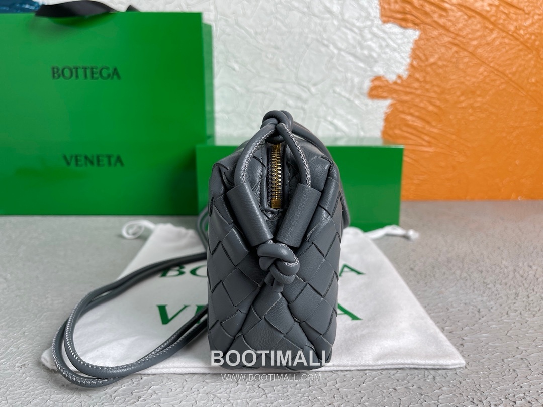 Bottega Veneta Intrecciato Lambskin Square Crossbody Bag with Adjustable Drawstring Detail 보테가베네타 인트레치아토 램스킨 스퀘어 크로스바디백 드로우스트링 17cm 3