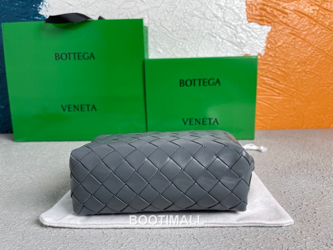 Bottega Veneta Intrecciato Lambskin Square Crossbody Bag with Adjustable Drawstring Detail 보테가베네타 인트레치아토 램스킨 스퀘어 크로스바디백 드로우스트링 17cm 4