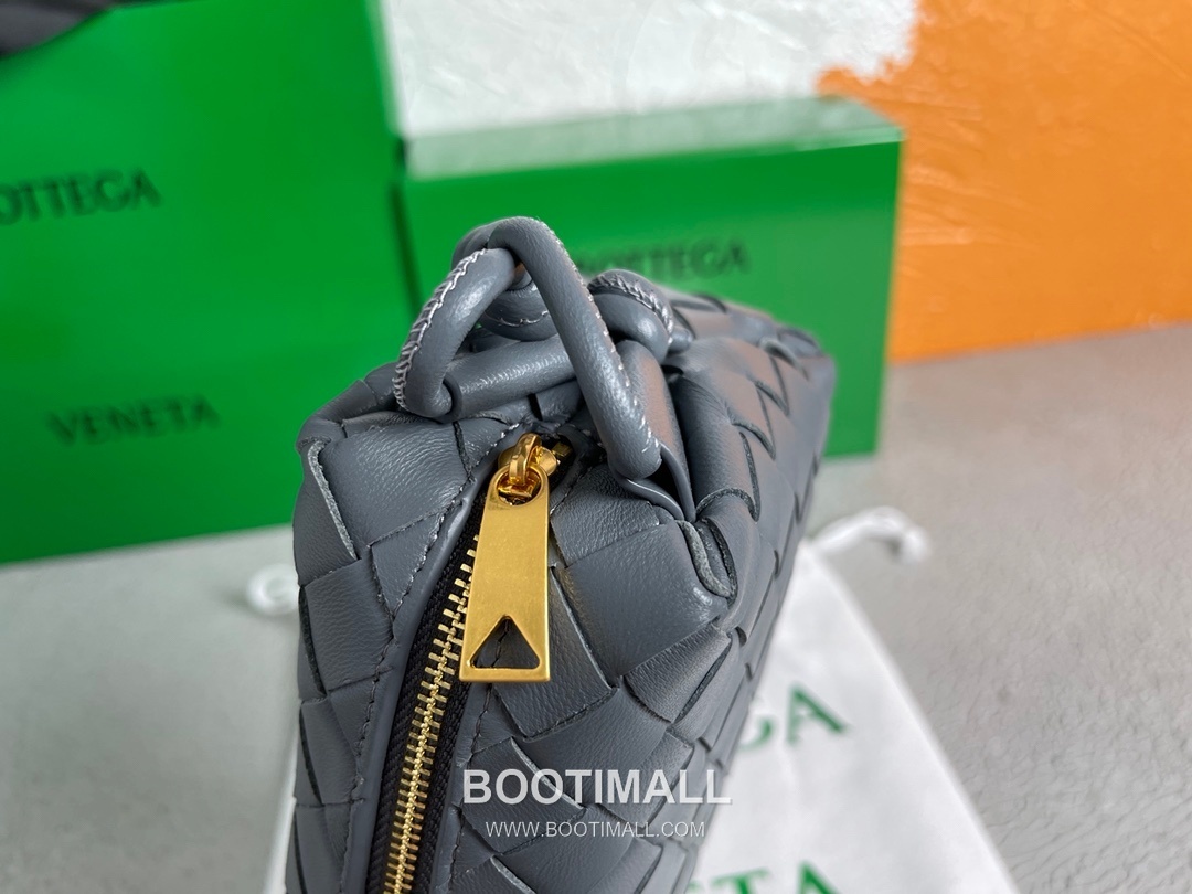 Bottega Veneta Intrecciato Lambskin Square Crossbody Bag with Adjustable Drawstring Detail 보테가베네타 인트레치아토 램스킨 스퀘어 크로스바디백 드로우스트링 17cm 6