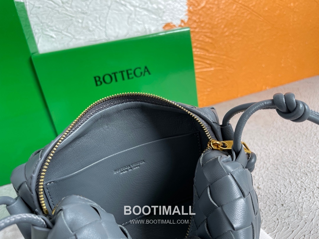 Bottega Veneta Intrecciato Lambskin Square Crossbody Bag with Adjustable Drawstring Detail 보테가베네타 인트레치아토 램스킨 스퀘어 크로스바디백 드로우스트링 17cm 9