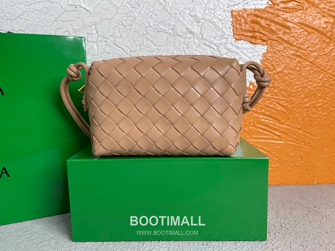 Bottega Veneta Intrecciato Lambskin Square Crossbody Bag with Adjustable Drawstring Detail 보테가베네타 인트레치아토 램스킨 스퀘어 크로스바디백 드로우스트링 17cm 1