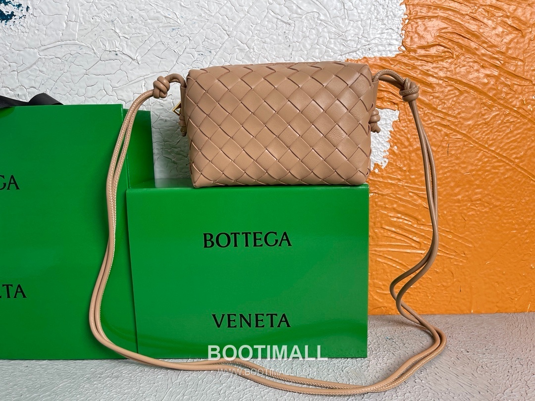 Bottega Veneta Intrecciato Lambskin Square Crossbody Bag with Adjustable Drawstring Detail 보테가베네타 인트레치아토 램스킨 스퀘어 크로스바디백 드로우스트링 17cm 2